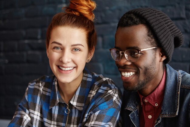 Hipster afroamericano alla moda bello in cappello e occhiali che trascorrono buon tempo