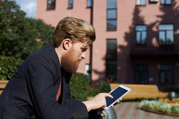 Hipster bello utilizzare tablet per cercare un lavoro