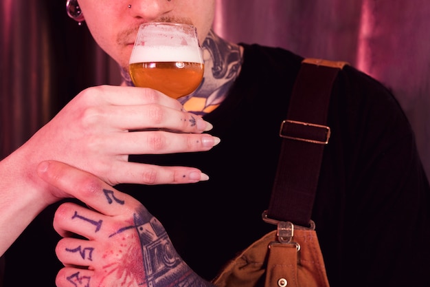 Hipster bere birra artigianale