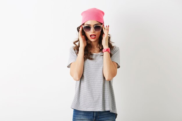 Hipster ha sorpreso bella donna con cappello rosa, occhiali da sole, isolato