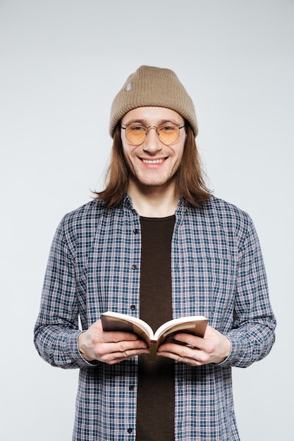 Hipster in occhiali con libro
