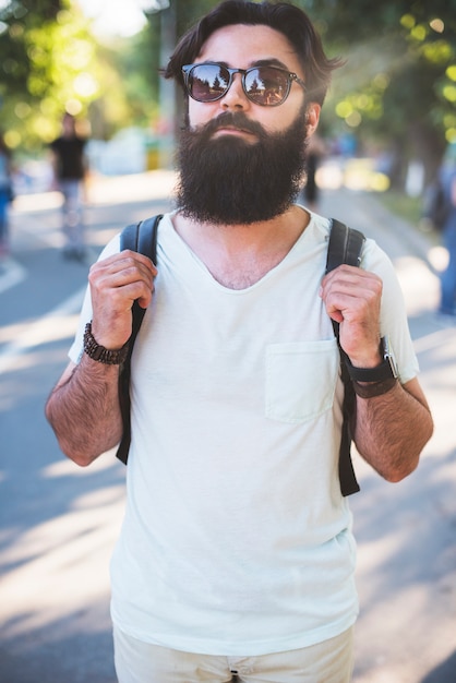 Hipster in vacanza vicino al lago