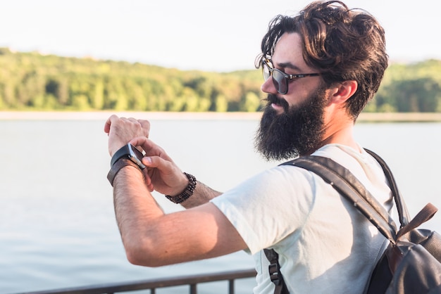 Hipster in vacanza vicino al lago