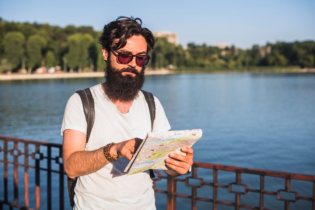 Hipster in vacanza vicino al lago