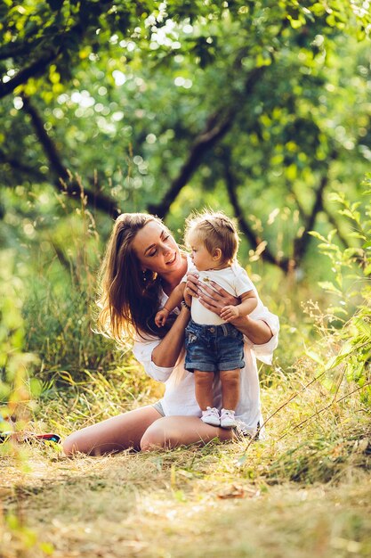 Holding della madre la sua figlia in braccio