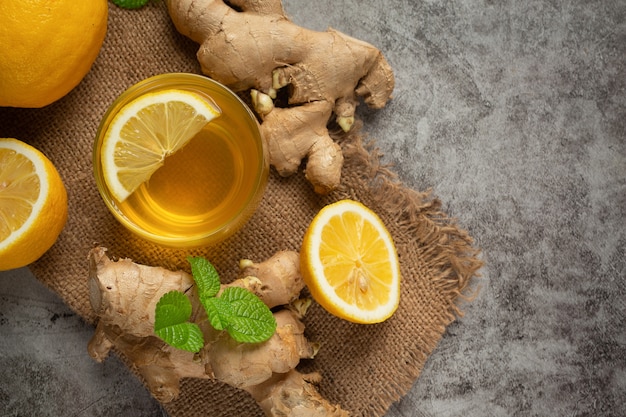 Honey Lemon Ginger Juice Prodotti alimentari e bevande dall'estratto di zenzero Concetto di nutrizione alimentare.