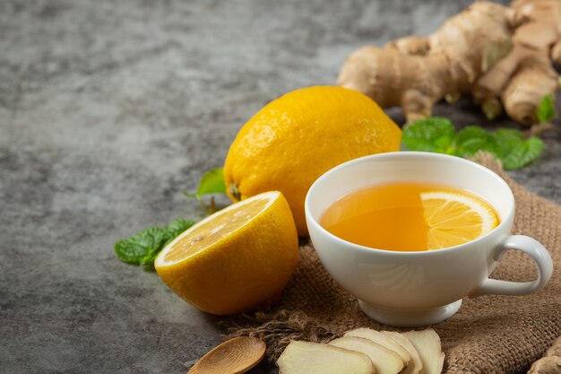 Honey Lemon Ginger Juice Prodotti alimentari e bevande dall'estratto di zenzero Concetto di nutrizione alimentare.