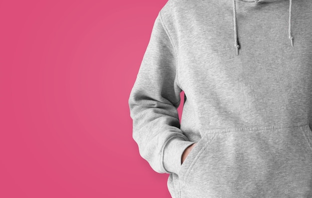 Hoodie grigio anteriore su sfondo rosa