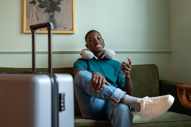Host Airbnb che accoglie gli ospiti