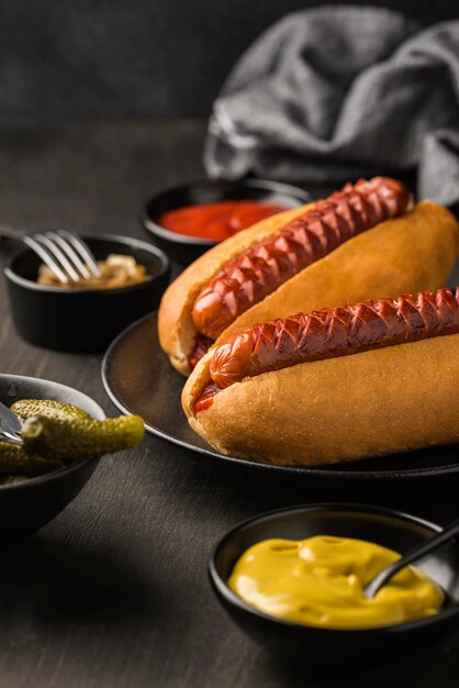 Hot dog ad alto angolo sulla piastra