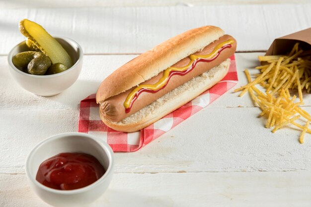 Hot dog con formaggio e condimenti