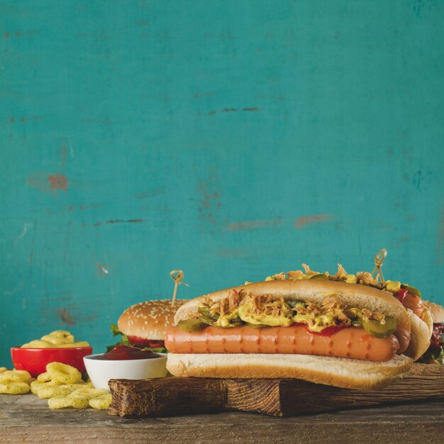 Hot dog con ingredienti gustosi