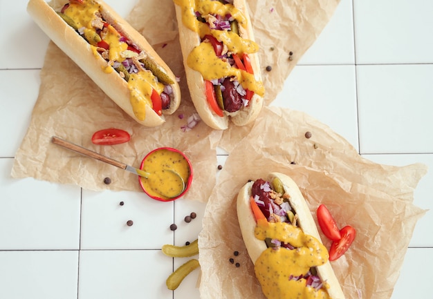 hot dog con salsa sulla superficie bianca