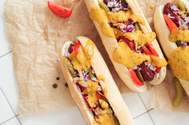 hot dog con salsa sulla superficie bianca