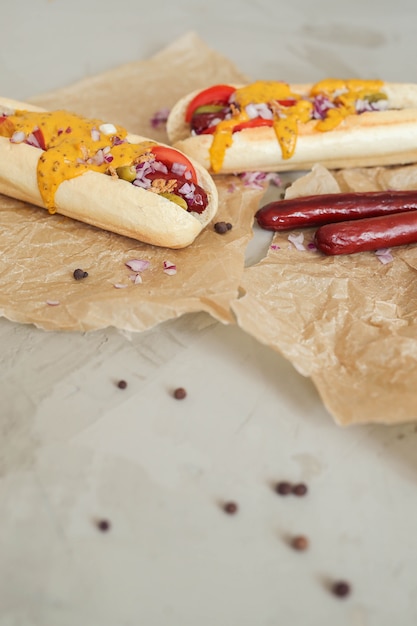 hot dog con salsa sulla superficie bianca