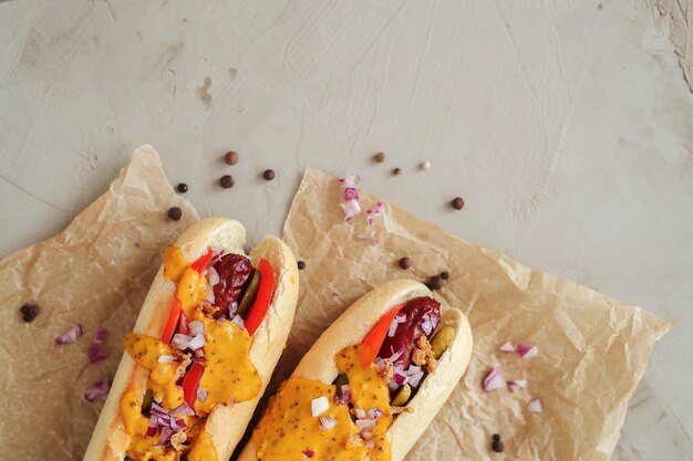 hot dog con salsa sulla superficie bianca