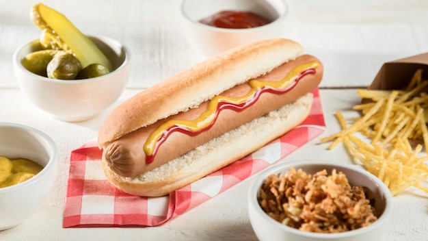 Hot dog di alta vista con formaggio e condimenti