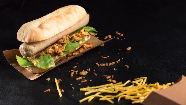 Hot dog fast-food su carta da forno e formaggio ad alta vista