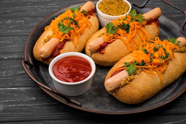 Hot dog gustosi ad alto angolo sulla piastra