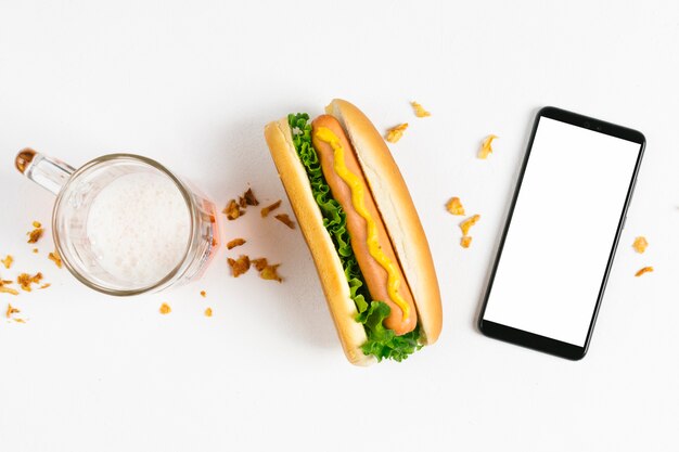 Hot dog piatto con smartphone