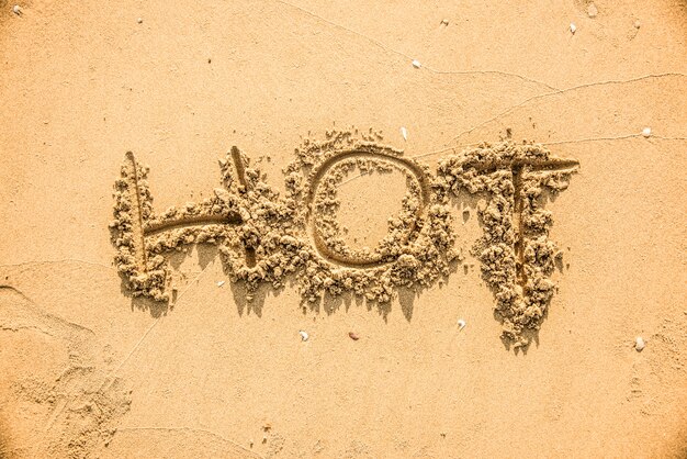 Hot scritto nella sabbia