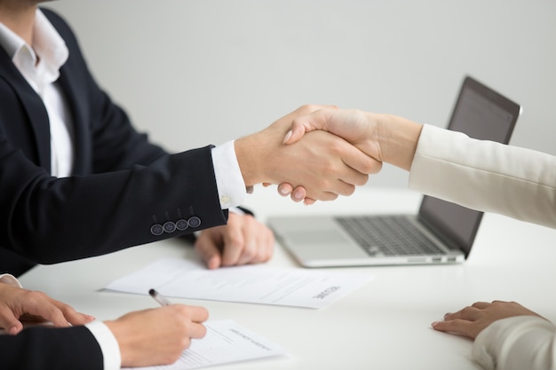 Hr candidato di handshaking di successo che ottiene assunto al nuovo lavoro, primo piano