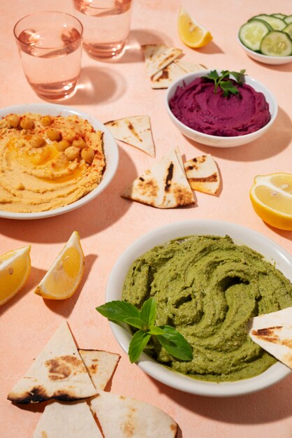 Hummus colorato e gustoso ad alto angolo