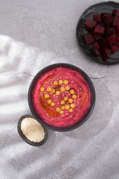 Hummus colorato e gustoso con ingredienti