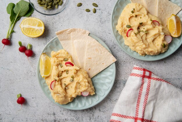 Hummus colorato e gustoso con ingredienti