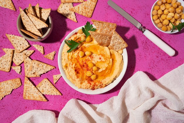 Hummus e cracker piatti