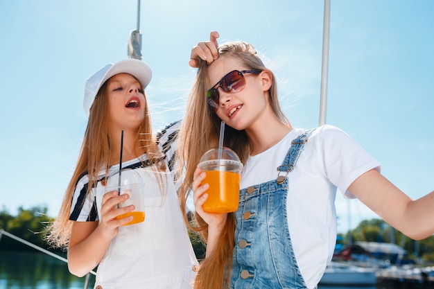 I bambini a bordo dell'yacht del mare