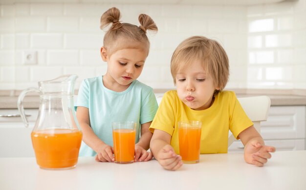 I bambini bevono il succo