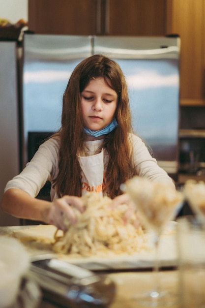 i bambini cucinano la pasta in una master class di gastronomia