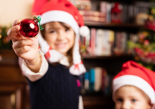 I bambini decorare un albero di Natale