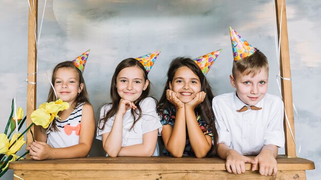 I bambini dietro la bancarella sulla festa di compleanno