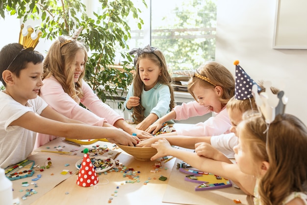 I bambini e le decorazioni di compleanno.