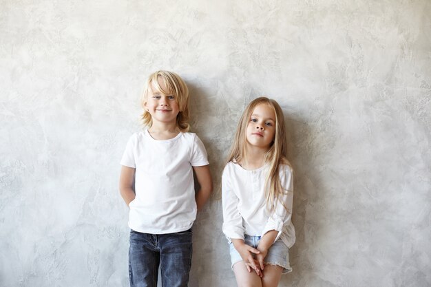 I bambini espressivi stanno posando in casa