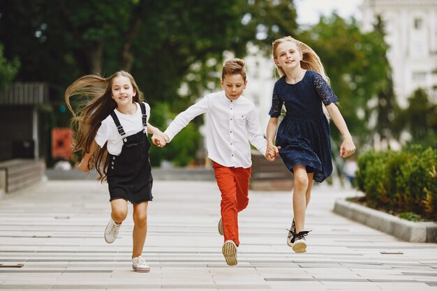 I bambini felici trascorrono del tempo insieme in una città estiva