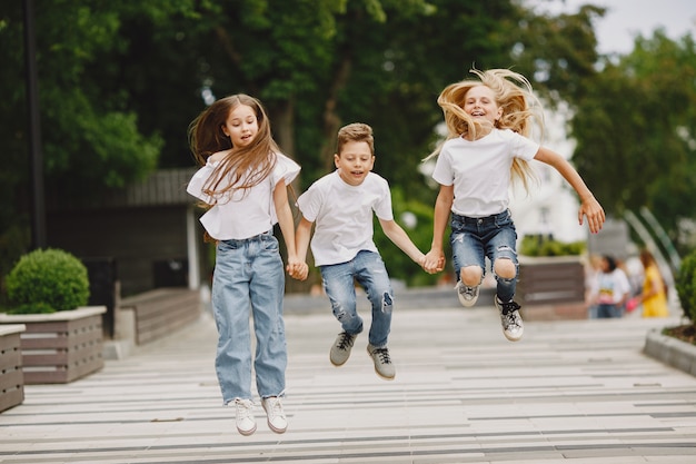 I bambini felici trascorrono del tempo insieme in una città estiva