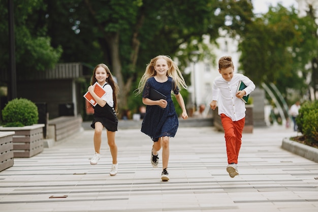 I bambini felici trascorrono del tempo insieme vicini e sorridono