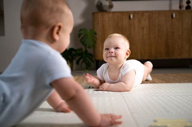 I bambini gattonano e imparano a camminare insieme