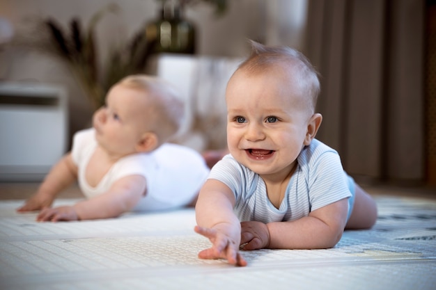 I bambini gattonano e imparano a camminare insieme