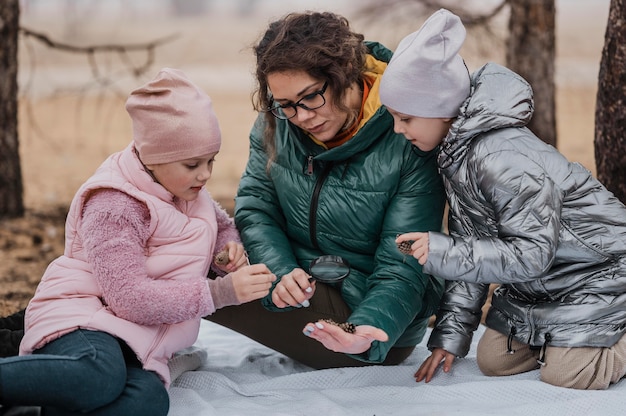 I bambini imparano nuove cose scientifiche con il loro insegnante