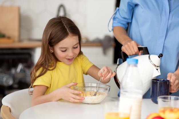 I bambini mangiano insieme alla loro famiglia