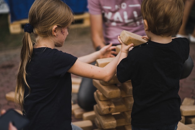 i bambini mettono una piramide di cubi