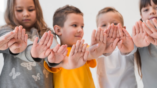 I bambini mostrano le loro mani