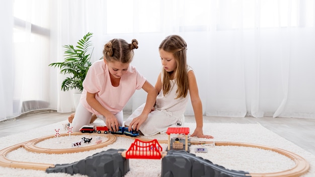 I bambini non binari che giocano con le automobili giocano al chiuso