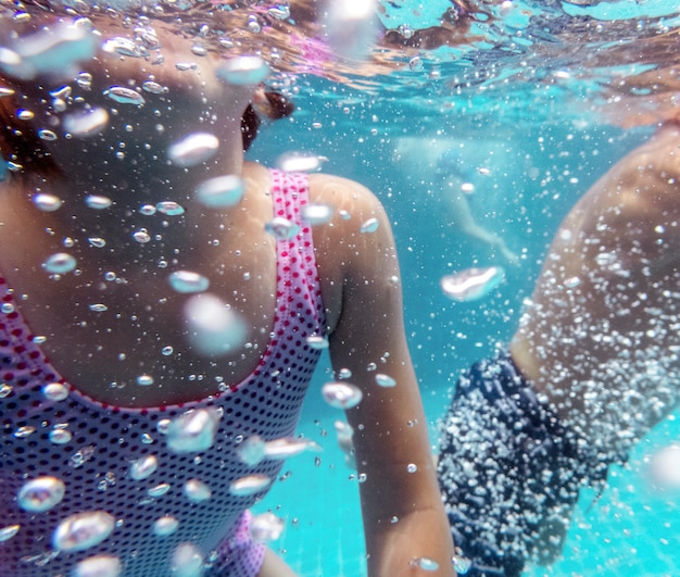 I bambini nuotare in una piscina