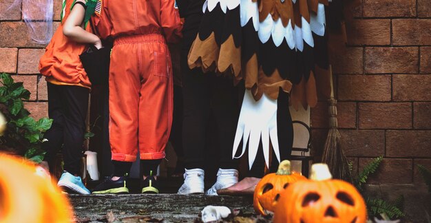 I bambini piccoli scherzano o trattano Halloween