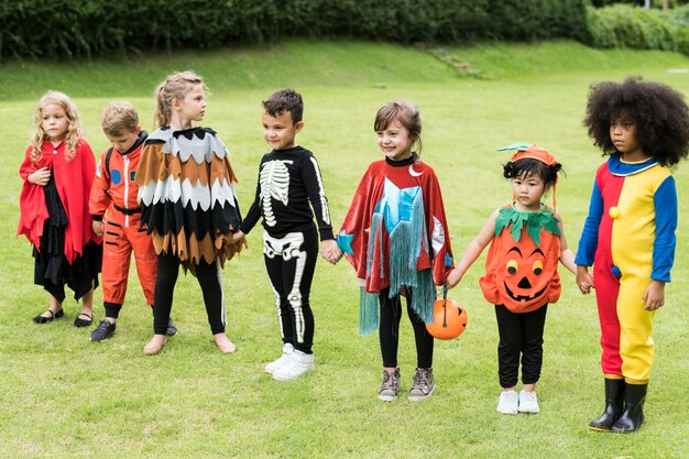 I bambini piccoli scherzano o trattano Halloween